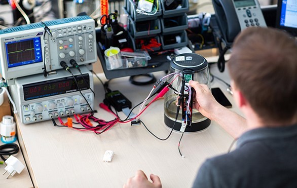 Футуристические технологии в бытовой технике: «танцующий» чайник с подсветкой, умная капсульная кофеварка и другие новинки REDMOND Smart Home