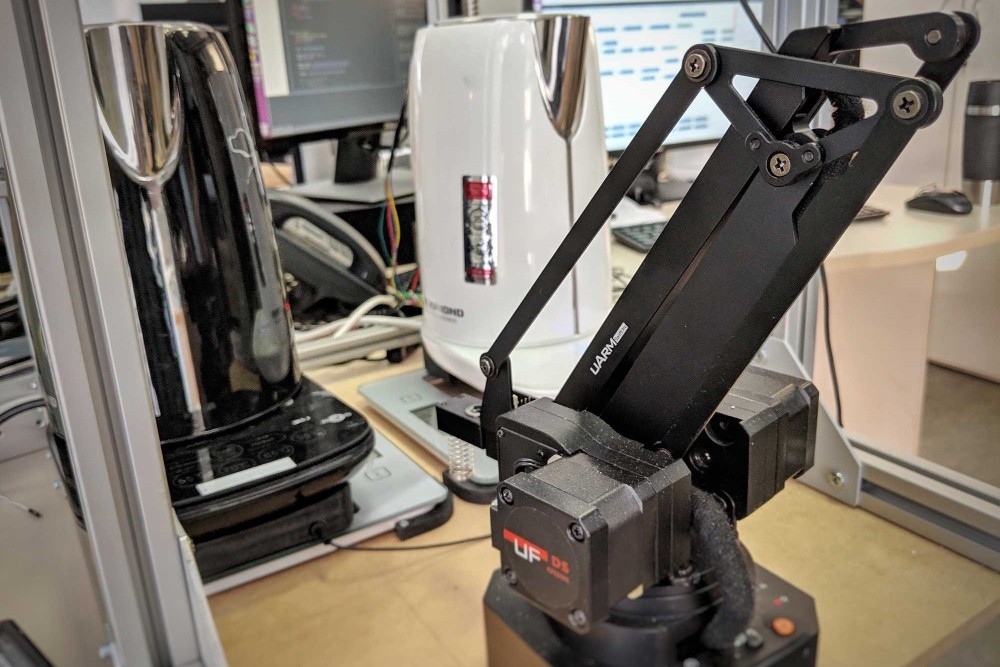 Футуристические технологии в бытовой технике: «танцующий» чайник с подсветкой, умная капсульная кофеварка и другие новинки REDMOND Smart Home