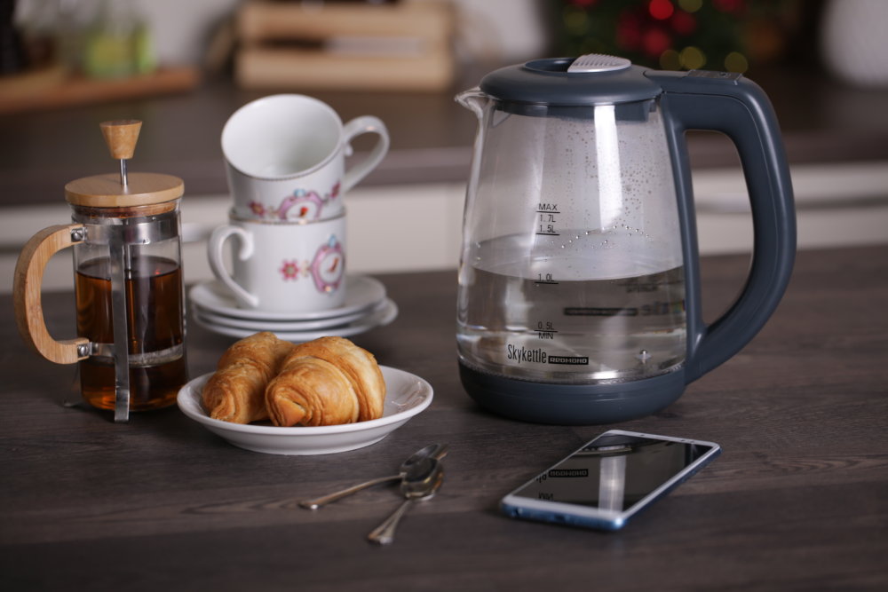 Футуристические технологии в бытовой технике: «танцующий» чайник с подсветкой, умная капсульная кофеварка и другие новинки REDMOND Smart Home