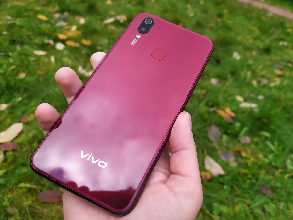 Обзор смартфона Vivo Y11: можно ли получить смартфон с ярким дизайном, хорошей камерой и мощной батареей меньше, чем за 9 тысяч рублей?