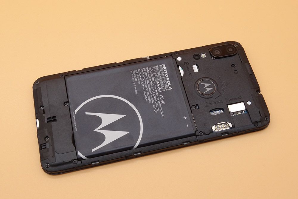 Обзор Moto E6 Plus: недорогой смартфон со съемной батареей
