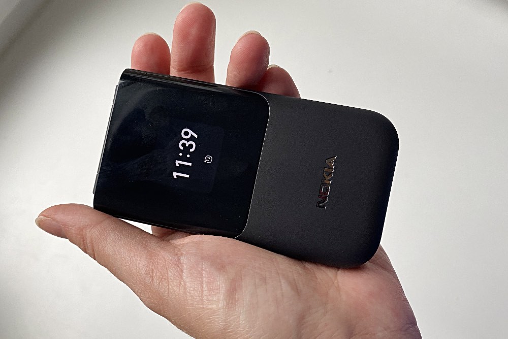 Обзор кнопочного телефона Nokia 2720 Flip: классическая «раскладушка» с функциями смартфона фото