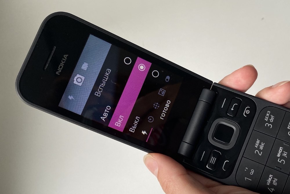Обзор кнопочного телефона Nokia 2720 Flip: классическая «раскладушка» с функциями смартфона фото