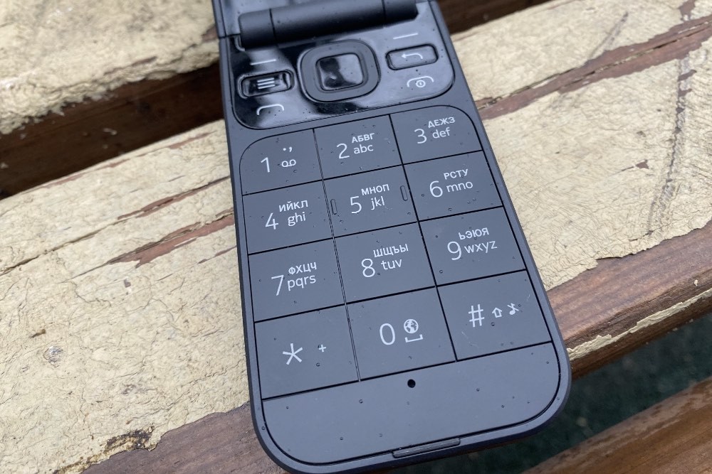 Обзор кнопочного телефона Nokia 2720 Flip: классическая «раскладушка» с функциями смартфона фото