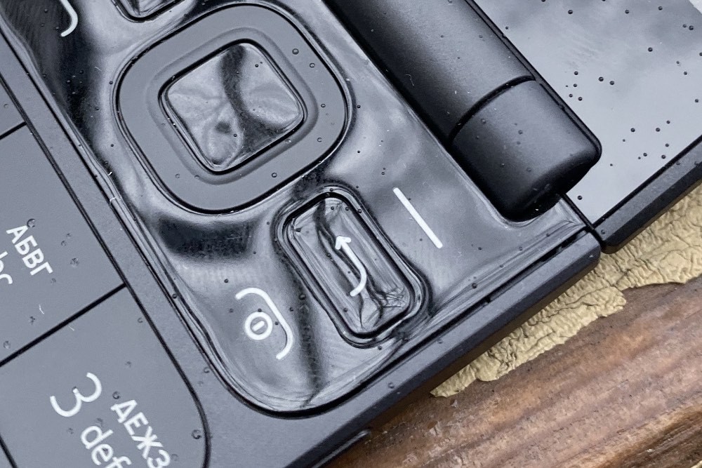 Обзор кнопочного телефона Nokia 2720 Flip: классическая «раскладушка» с функциями смартфона