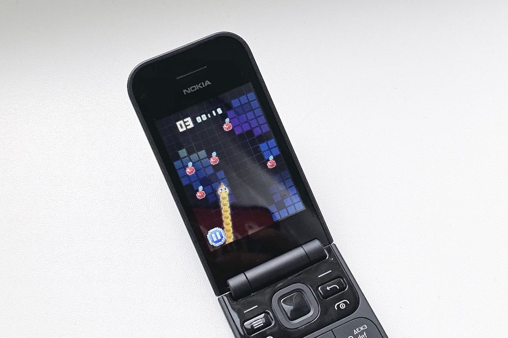 Обзор кнопочного телефона Nokia 2720 Flip: классическая «раскладушка» с функциями смартфона