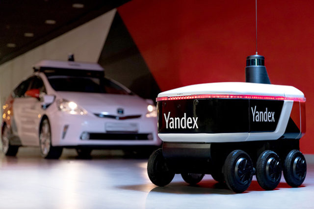 89786В «Яндексе» разработали уникального шестиколесного робота-доставщика размером с пылесос