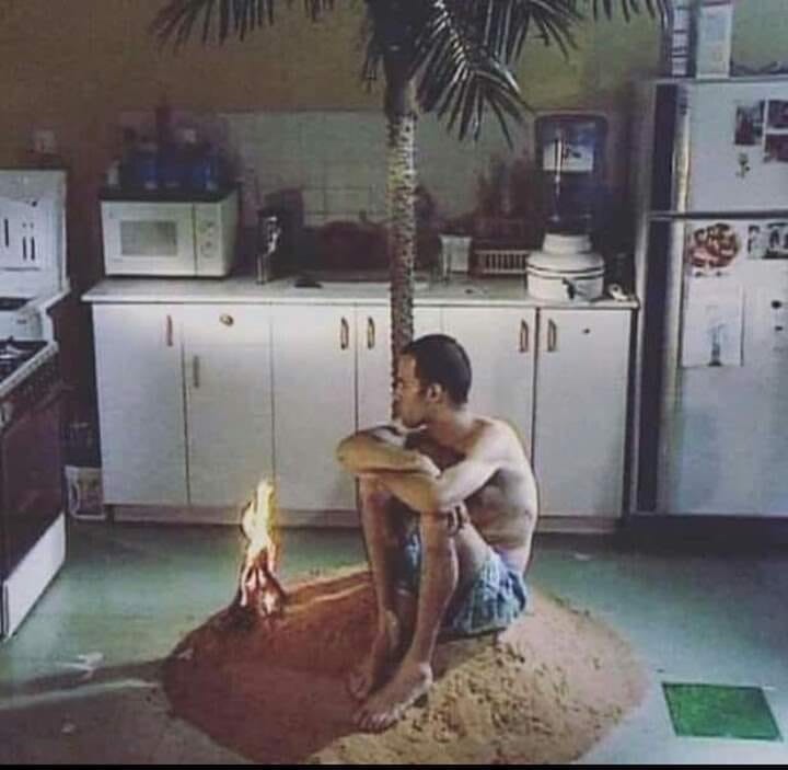 «У вас маска отклеилась»: самые веселые шутки на тему коронавируса и самоизоляции