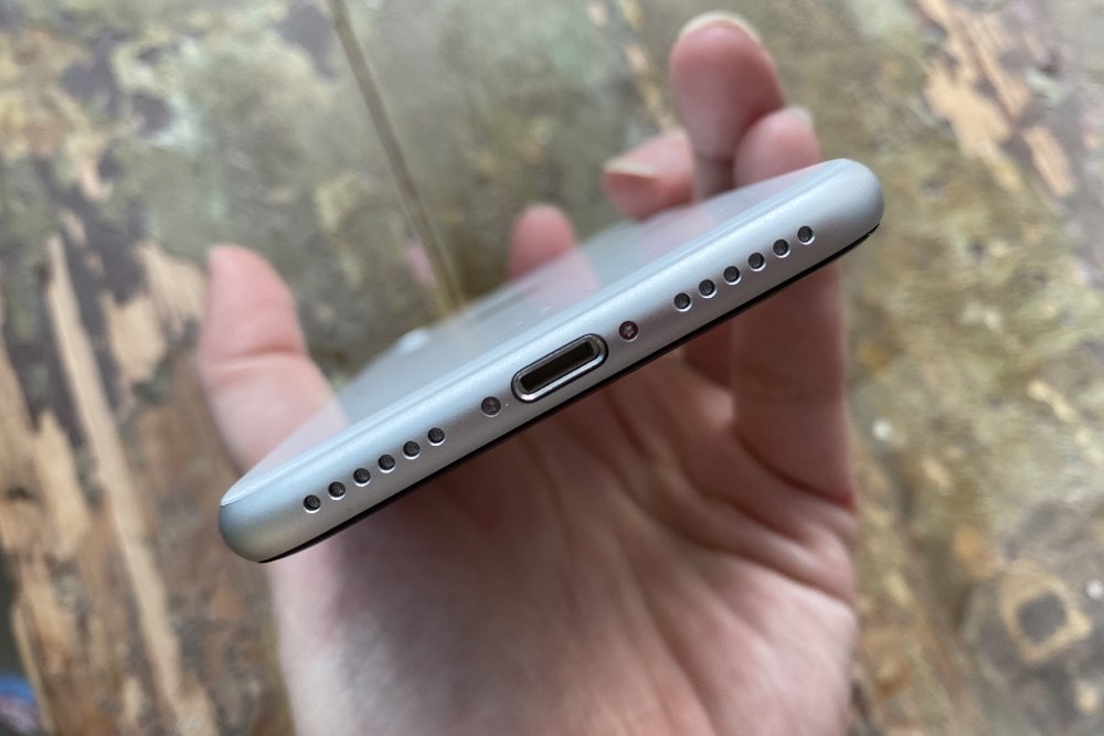 Обзор нового iPhone SE: все достоинства и недостатки самого дешевого смартфона Apple 2020 года фото