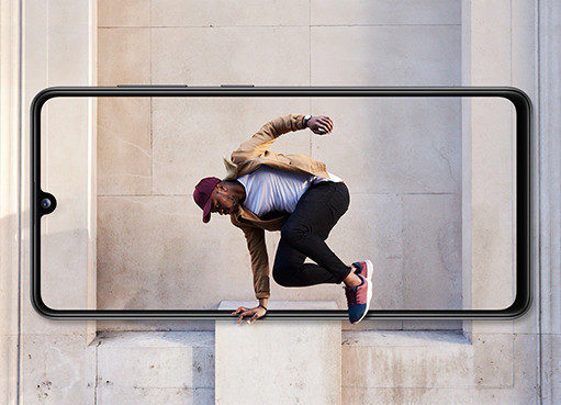 64986В РФ впервые снизилась цена компактного смартфона Samsung с мощной начинкой