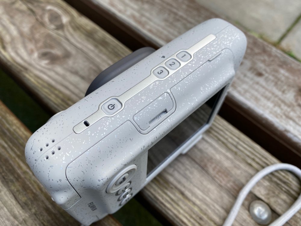 Теплый ламповый обзор фотоаппаратов мгновенной печати Fujifilm Instax: эмоция в подарок за 12 секунд фото