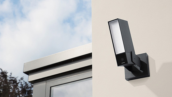 В РФ представили гаджеты для повышения безопасности дома – камеру с сиреной, датчик дыма и умный дверной звонок