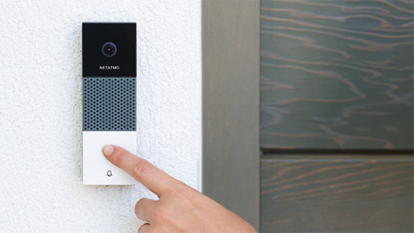 В РФ представили гаджеты для повышения безопасности дома – камеру с сиреной, датчик дыма и умный дверной звонок