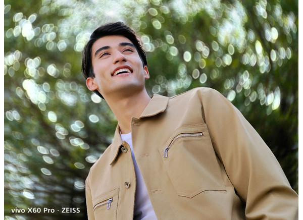 В Россию приехал стеклянный смартфон Vivo X60 Pro с уникальной камерой 