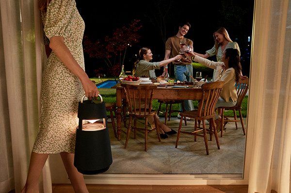 LG XBoom 360: 120-ваттная аудиосистема необычной формы со световыми эффектами и ручкой для переноски