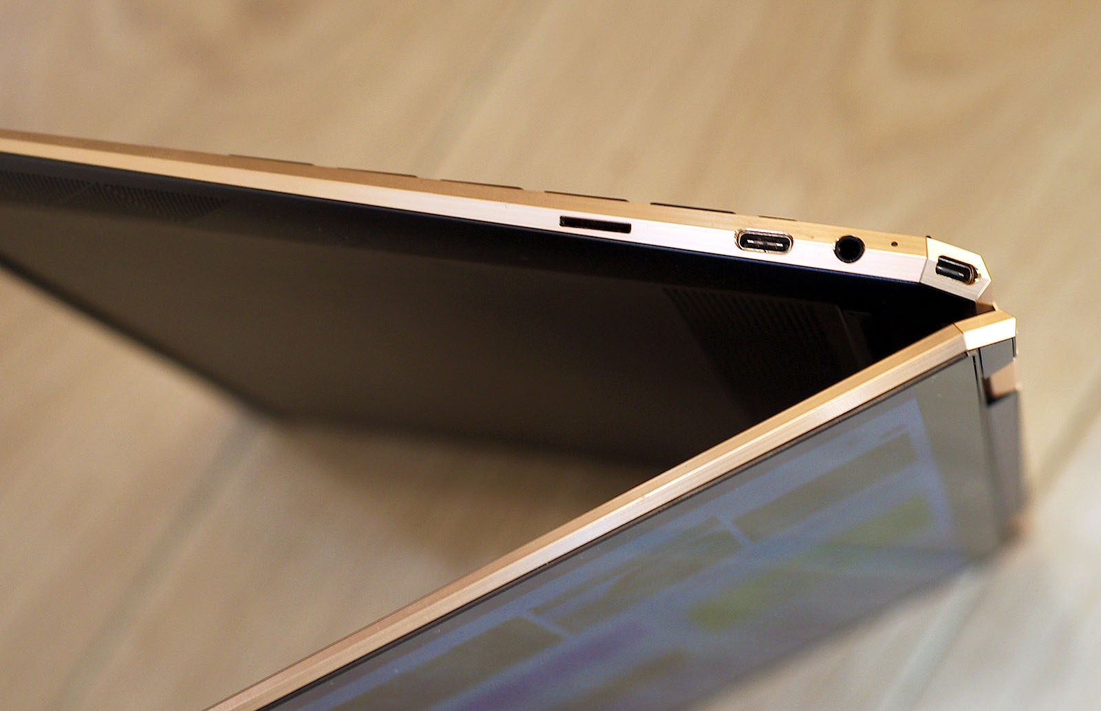 Ноутбук HP Spectre X360 14-ea0014ur: Поиграть и поработать фото