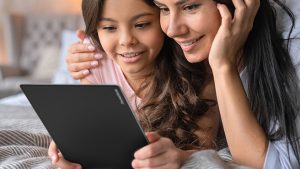 Лучшие премьеры недели: от необычного двухэкранного смартфона Microsoft до планшета HP с поворотной камерой