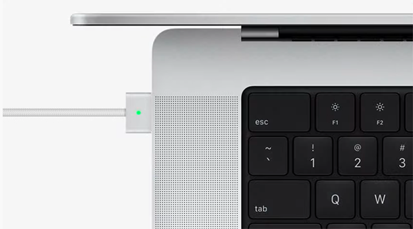 Apple представила совершенно новые MacBook Pro с вырезами в экранах с разъемами MagSafe фото
