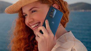 Motorola привезла в Россию 555 смартфонов с очень необычной отделкой корпуса