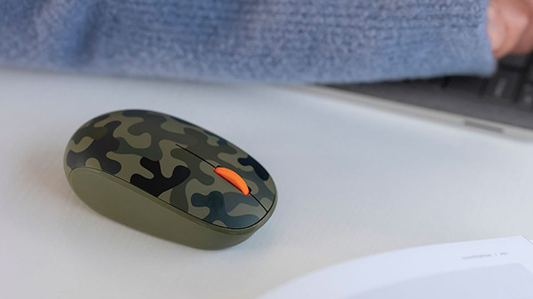 Microsoft привезла в РФ необычную мышь из океанических отходов фото