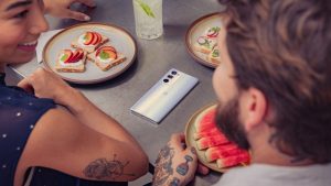 В РФ прибыл смартфон Motorola Edge 30 Pro с 60-мегапиксельной фронталкой и OLED-дисплеем