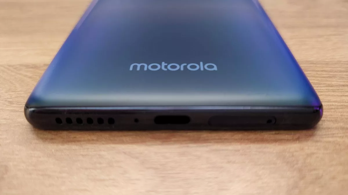 Обзор Motorola Edge 30 Pro фото