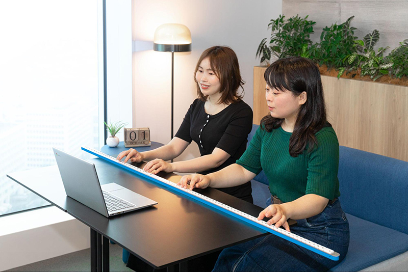 Google разработала очень странную 165-сантиметровую клавиатуру-палку фото