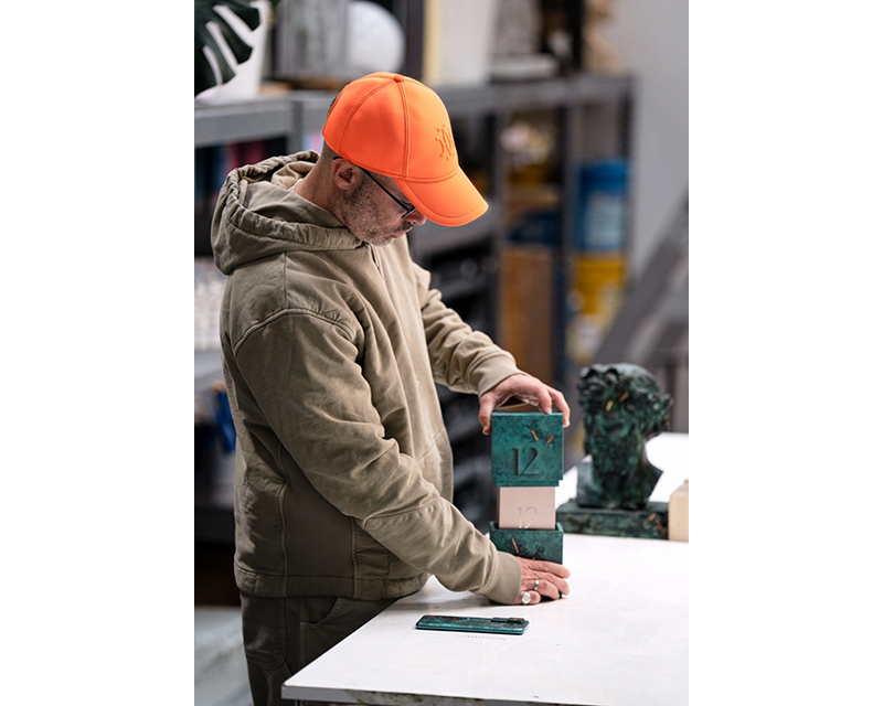 Xiaomi и нью-йоркский художник Даниэль Аршам выпустили совместный смартфон с необычным дизайном фото