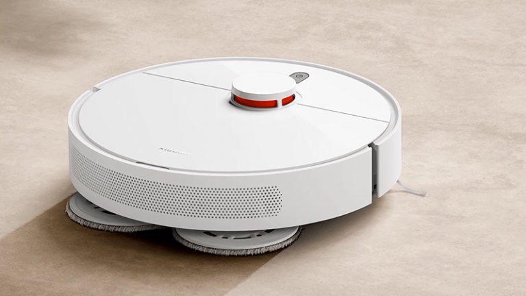 258455iRobot представила в России свой новый пылесос Roomba i7+. Он умеет сам вытряхивать мусор и отличать кухню от комнаты