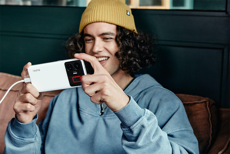 Realme GT3: флагманский смартфон с 240-ваттной зарядкой и 144-герцевым экраном фото