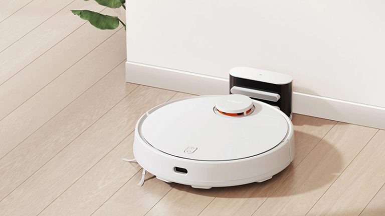 261507iRobot представила в России свой новый пылесос Roomba i7+. Он умеет сам вытряхивать мусор и отличать кухню от комнаты