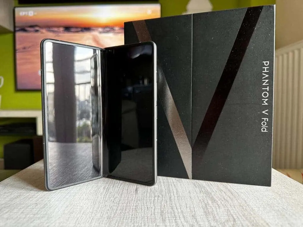 Обзор Tecno Phantom V Fold: складной дизайн картинка Обзор Tecno Phantom V Fold