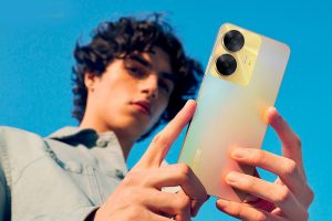 В РФ начинаются продажи Realme C55 – смартфона с необычным вырезом-капсулой в экране