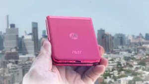 Руки вверх: Motorola Razr Plus: самый сексуальный складной телефон возвращается