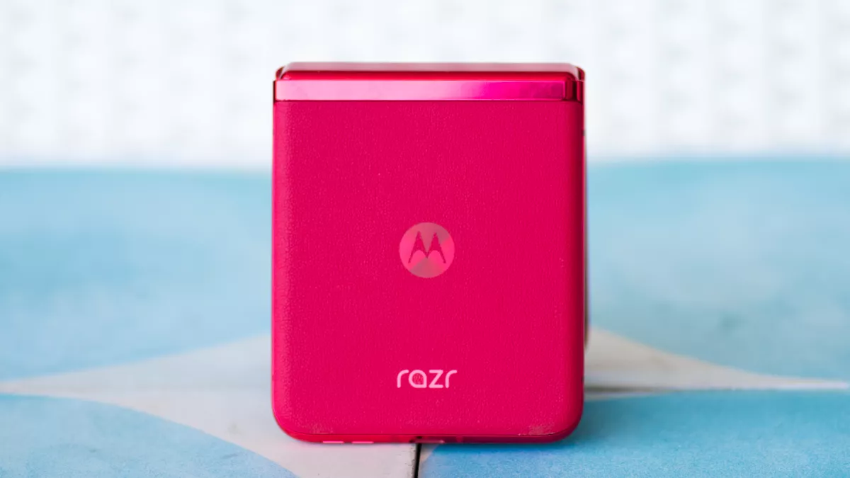 Руки вверх: Motorola Razr Plus: самый сексуальный складной телефон возвращается фото