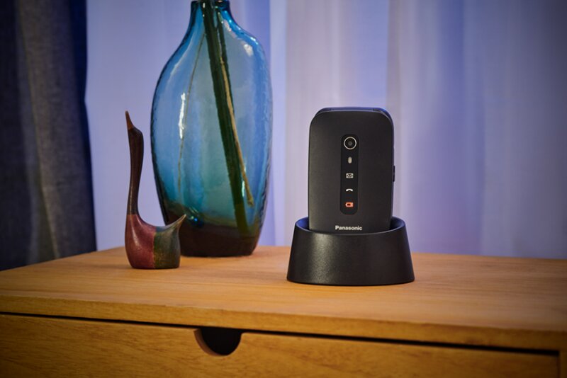 Panasonic KX-TU550: кнопочный телефон с защитой от ударов и поддержкой слуховых аппаратов картинка Panasonic KX-TU550: кнопочный телефон с защитой от ударов и поддержкой слуховых аппаратов фото