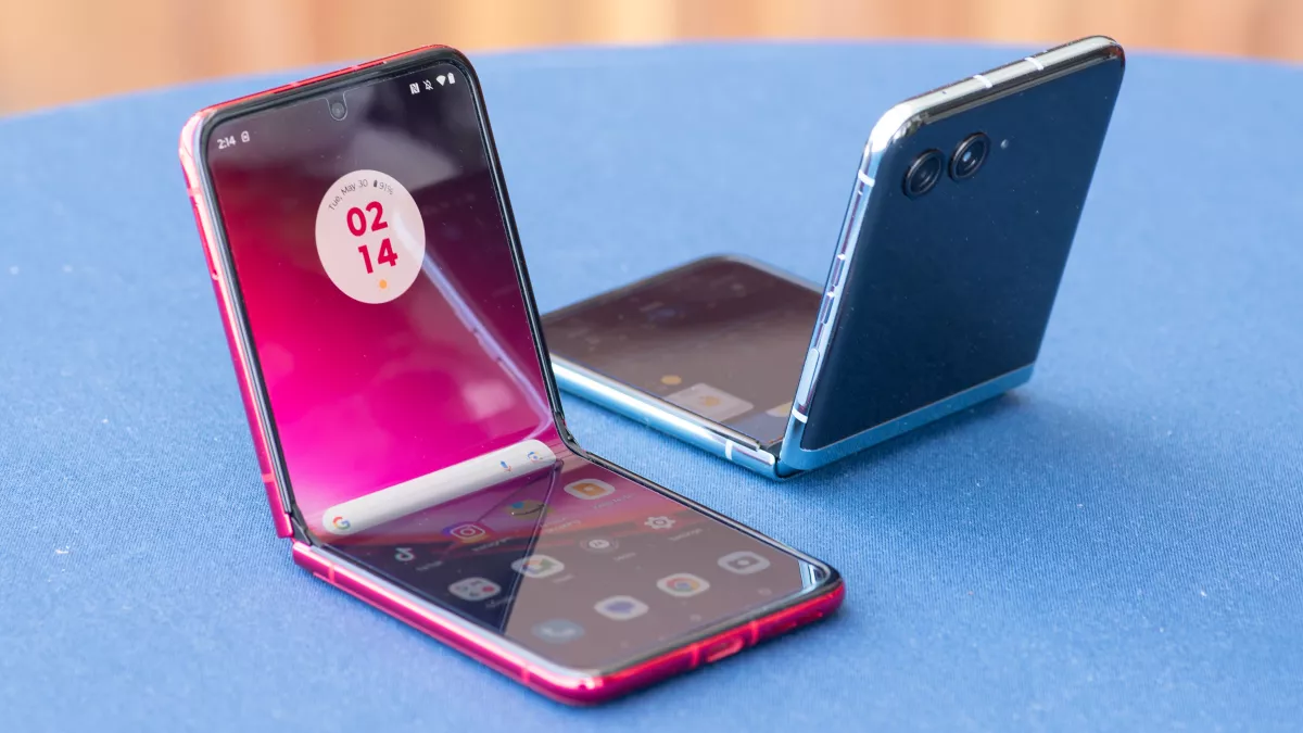 Руки вверх: Motorola Razr Plus: самый сексуальный складной телефон возвращается фото