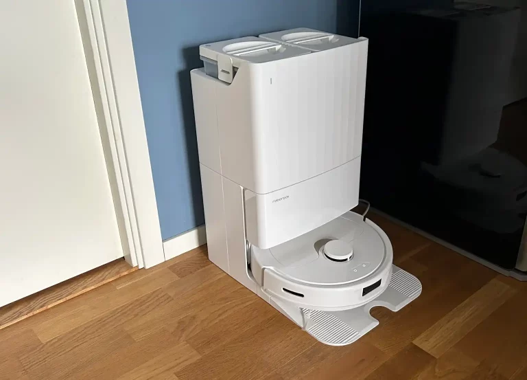 267546iRobot представила в России свой новый пылесос Roomba i7+. Он умеет сам вытряхивать мусор и отличать кухню от комнаты