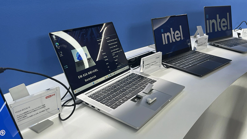 267626Представлен необычный ноутбук с отсеками для TWS-наушников