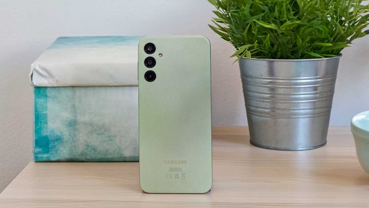 Samsung Galaxy A54 vs Galaxy A14: какой телефон лучше купить? фото