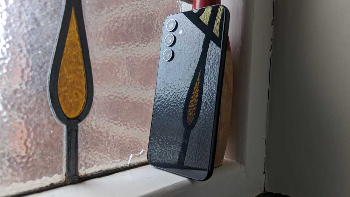 Samsung Galaxy A54 vs Galaxy A14: какой телефон лучше купить? фото