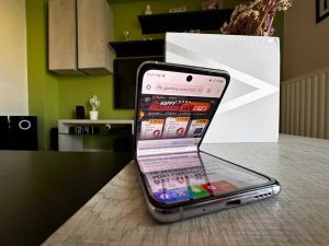 Горячая раскладушка: обзор Tecno Phantom V Flip 5G