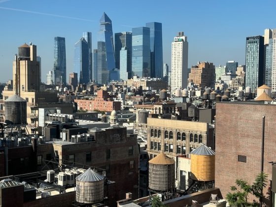 iPhone 15 Plus против iPhone 15 Pro: компактное превосходство или габаритная доступность фото