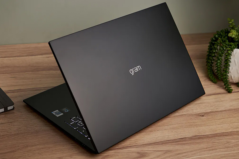 Обзор ультралегкого ноутбука LG Gram 17 (2021) на базе Intel Core i7-1165G7 фото