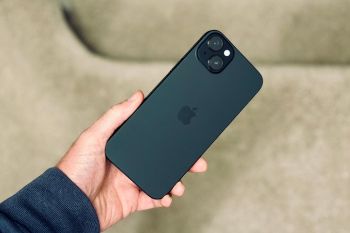 iPhone 15 Plus против iPhone 15 Pro: компактное превосходство или габаритная доступность фото