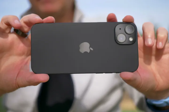 iPhone 15 Plus против iPhone 15 Pro: компактное превосходство или габаритная доступность фото