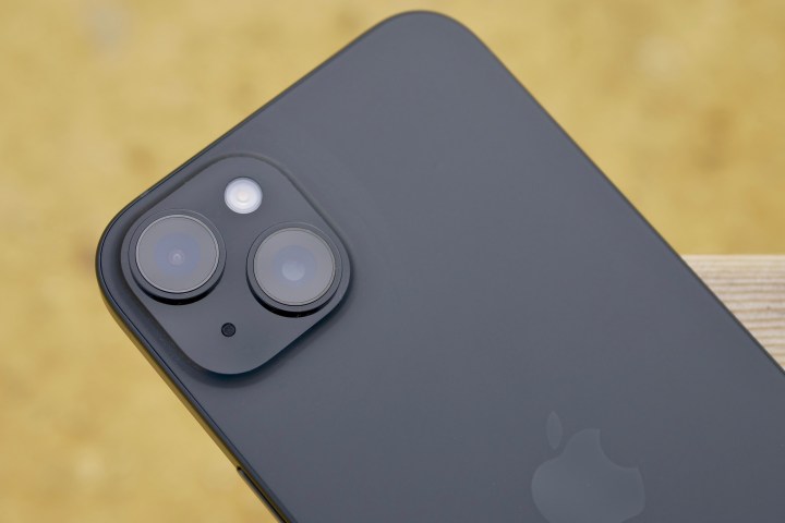 iPhone 15 Plus против iPhone 15 Pro: компактное превосходство или габаритная доступность фото