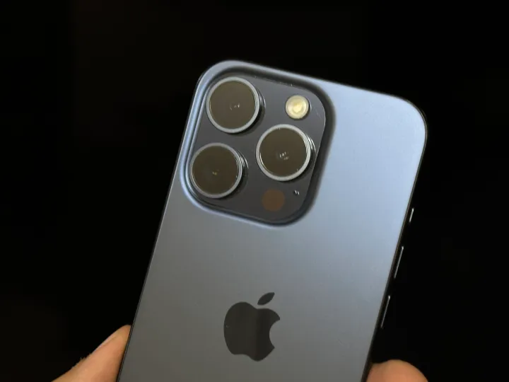 iPhone 15 Plus против iPhone 15 Pro: компактное превосходство или габаритная доступность фото