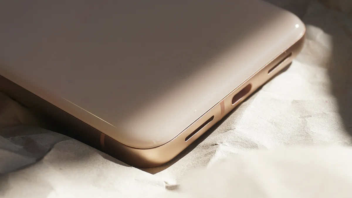 Samsung Galaxy S24 против Google Pixel 8: ключевые отличия фото