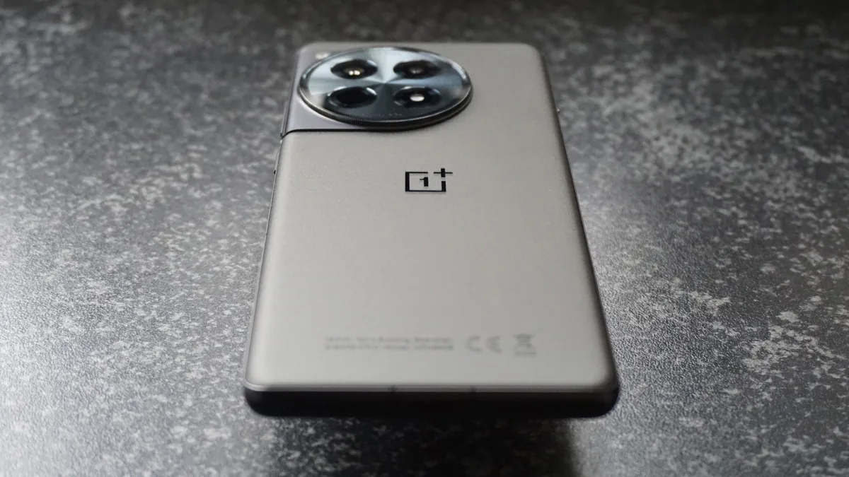 Обзор OnePlus 12R: долговечный, захватывающий фото